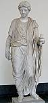 007. Jeune enfant romain en toge, portant la bulla (1er s. p.C.).jpg